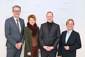 Thorsten Kaatze, Prof.'in Dr. Claudia Hornberg, Dekanin der Medizinischen Fakultät OWL der Universität Bielefeld, Univ.-Prof. Dr. Dr. Udo Dannlowski und Prof. Dr. Angelika Epple, Rektorin der Universität Bielefeld (v.l.n.r.). Foto: Manuel Bünemann