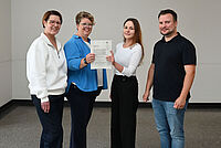 Meilenstein: Petra Krause und Nicole Kawert aus dem EvKB freuen sich über die staatliche Anerkennung der neuen Schule für Operationstechnische Assistenz, die Anna Baumbach und Matthias Martin (v. l.) von der Bezirksregierung Detmold überreichten.