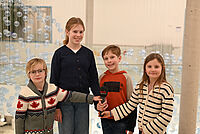 Auf Entdeckungstour im Kinderzentrum Bethel: (v.l.) Die Juniorreporterinnen und -reporter Philipp, Elsa, Anton und Rosa. Foto: Manuel Bünemann