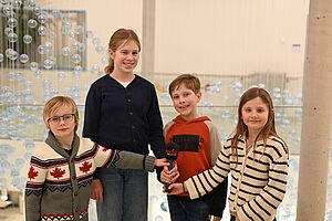 Auf Entdeckungstour im Kinderzentrum Bethel: (v.l.) Die Juniorreporterinnen und -reporter Philipp, Elsa, Anton und Rosa. Foto: Manuel Bünemann