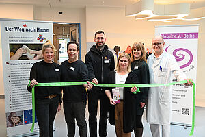 Das grüne Band als Zeichen der Solidarität: Tanja Gresing, Teamleitung Pflege und Stefan Schwalfenberg, Leitender Arzt Kinderpalliativteam „Der Weg nach Hause“, René Meistrell, Mareike Müller, Tanja Kirchner, Klinische Ethik, zuständig für Hospizkoordination im EvKB, Univ.-Prof. Dr. Eckard Hamelmann (v.l.n.r.).