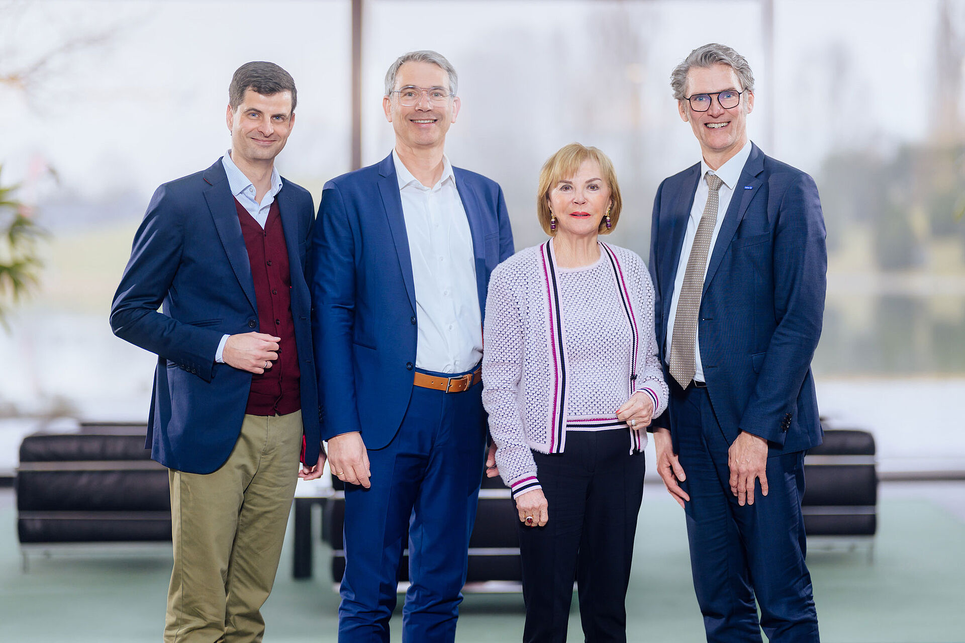 Startschuss für das Projekt Gemeinsam wachsen. Zusammen WIRken. Gruppenfoto: v.l.nr.: Matthias Meis (stellvertretender Vorstand der Liz Mohn Stiftung), Dr. Matthias Ernst (Geschäftsführung des Evangelischen Klinikums Bethel), Liz Mohn (Stifterin und Vorstandsvorsitzende der Liz Mohn Stiftung), Thorsten Kaatze (Vorsitzender der Geschäftsführung des Evangelischen Klinikums Bethel) © Besim Mazhiqi