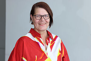 Petra Krause, Pflegedirektorin am EvKB und Krankenhaus Mara in Bielefeld wurde am Tag der Pflegenden mit dem Pflegepreis für politische Haltung ausgezeichnet.  Foto: Sarah Jonek