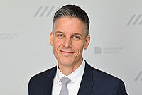 Porträtfoto Univ.-Prof. Dr. Philipp Lepper, ab Februar 2025 Klinikdirektor der Universitätsklinik für Innere Medizin, Pneumologie und Internistische Intensivmedizin am Evangelischen Klinikum Bethel (EvKB) in Bielefeld.