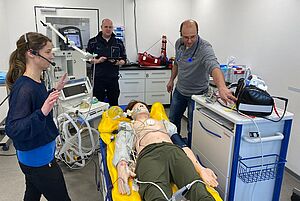 Eine Frau im Training in einem Schockraum.