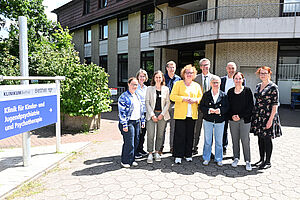 Besuch in Bethel: 1. Reihe: Nicola Steininger | Therapeutische Leitung der Universitätsklinik für Kinder- und Jugendpsychiatrie und Psychotherapie | EvKB, Univ.-Prof. Dr. Stefanie Horndasch | Direktorin der Universitätsklinik für Kinder- und Jugendpsychiatrie und Psychotherapie | EvKB, Christina Osei | MdL und Ratsmitglied Bielefeld | Bündnis 90/Die Grünen, Britta Haßelmann | MdB, Co-Vorsitzende der Bundestagsfraktion | Bündnis 90/Die Grünen, Romy Mamerow | Co-Vorsitzende Ratsfraktion Bielefeld | Bündnis 90/Die Grünen, Kerstin Busch | Bezirksbürgermeisterin Gadderbaum| Bündnis 90/Die Grünen, 2. Reihe: EvKB, Jutta Dörscheln, Pflegerische Leitung der Universitätsklinik für Kinder- und Jugendpsychiatrie und Psychotherapie |EvKB, Joachim Hood | Vorstand Ratsfraktion Bielefeld | Bündnis 90/Die Grünen, Thorsten Kaatze | Vorsitzender Geschäftsführer | EvKB, Pastor Dr. Bartolt Haase | Vorstandsvorsitzender | v. Bodelschwinghsche Stiftungen Bethel. Foto: Manuel Bünemann