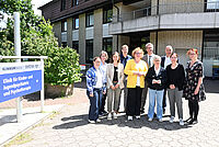 Britta Haßelmann besucht Kinder- und Jugendpsychiatrie Bethel Besuch in Bethel: 1. Reihe: Nicola Steininger | Therapeutische Leitung der Universitätsklinik für Kinder- und Jugendpsychiatrie und Psychotherapie | EvKB, Univ.-Prof. Dr. Stefanie Horndasch | Direktorin der Universitätsklinik für Kinder- und Jugendpsychiatrie und Psychotherapie | EvKB, Christina Osei | MdL und Ratsmitglied Bielefeld | Bündnis 90/Die Grünen, Britta Haßelmann | MdB, Co-Vorsitzende der Bundestagsfraktion | Bündnis 90/Die Grünen, Romy Mamerow | Co-Vorsitzende Ratsfraktion Bielefeld | Bündnis 90/Die Grünen, Kerstin Busch | Bezirksbürgermeisterin Gadderbaum| Bündnis 90/Die Grünen, 2. Reihe: EvKB, Jutta Dörscheln, Pflegerische Leitung der Universitätsklinik für Kinder- und Jugendpsychiatrie und Psychotherapie |EvKB, Joachim Hood | Vorstand Ratsfraktion Bielefeld | Bündnis 90/Die Grünen, Thorsten Kaatze | Vorsitzender Geschäftsführer | EvKB, Pastor Dr. Bartolt Haase | Vorstandsvorsitzender | v. Bodelschwinghsche Stiftungen Bethel. Foto: Manuel Bünemann