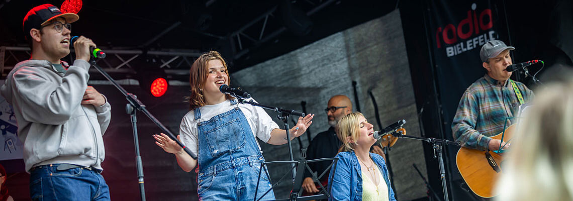 Rockig, bunt und gut gelaunt: Open Air mit Kinderzentrum Bethel auf dem Leinewebersonntag