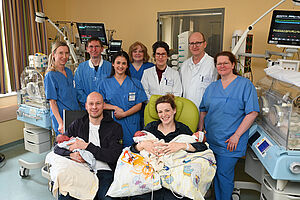 Gruppenfoto kurz vor der Verlegung ins Kinderzentrum: Mara und Max Deboer (vorne) mit den Drillingsschwestern Klara, Romy und Jette (vorne v.l.n.r.). Mit der Familie freuen sich aus dem Perinatalzentrum: Fachkinderkrankenschwester Silke Beuse, Oberarzt auf der Frühgeborenenintensivstation Dr. Volkmar Kunde, Hebamme Eliftara Camli, Pflegerische Leitung der Frauenklinik Susanne Auster, Chefärztin der Frauenklinik Prof. Dr. Constanze Banz-Jansen, Ärztlicher Direktor des Kinderzentrums Univ.-Prof. Dr. Eckard Hamelmann und die Leitende Hebamme Michael Mülligans. Foto: Mario Haase