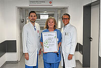Zertifizierte Behandlungsqualität bei Hodenkrebs: Pflegerische Klinikleitung Bettina Krüger, Chefarzt Prof. Dr. Jesco Pfitzenmaier (rechts), Zentrumskoordinator Dr. Nenad Zivadinovic. Foto: Mario Haase