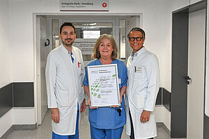 Zertifizierte Behandlungsqualität bei Hodenkrebs: Pflegerische Klinikleitung Bettina Krüger, Chefarzt Prof. Dr. Jesco Pfitzenmaier (rechts), Zentrumskoordinator Dr. Nenad Zivadinovic. Foto: Mario Haase