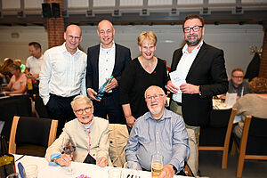 Bielefelds Sozialdezernent Ingo Nürnberger, der stellv. Vorstandsvorsitzender der v. Bodelschwinghschen Stiftungen Bethel Pastor Dr. Bartolt Haase, Kirsten Hopster und Marco Eltner, Vorsitzender der Arbeitsgemeinschaft der Wohlfahrtsverbände (hinten v.l.n.r.) sprachen Pflegenden Angehörigen wie Waltraud Salberg und Klaus-Dieter Miller stellvertretend ihren Dank und ihre Wertschätzung aus. Foto: Manuel Bünemann
