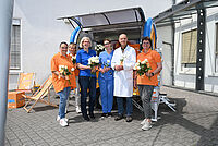 Gruppenfoto vor dem Organspendemobil OS-Car: Dank für großes Engagement für die Organspende Dr. Friedhelm Bach und die Pflegerische Transplantationsbeauftragte im EvKB Dorina Zeiger (Mitte) erhalten Besuch von Patinnen des Netzwerks Organspende NRW.