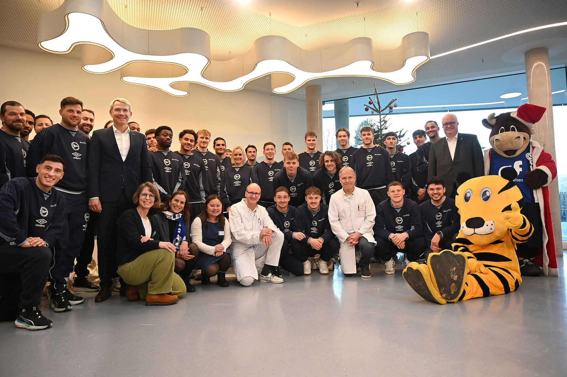 Mit voller Mannschaftsstärke: Gruppenfoto im Foyer des Kinderzentrums