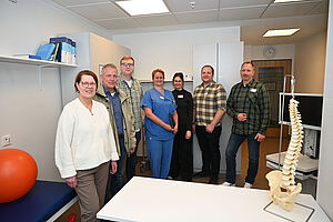 Gemeinsames Ziel: Interprofessionelle Ausbildung. Petra Krause, Andreas Zeisberg, Tim Röwekamp, Pflegerische Klinikleitung Julia Heese, Wissenschaftliche Mitarbeiterin Maren Niemann und die Praxisanleiter Manuel Klimt und Michael Kolbe (v.l.n.r.)