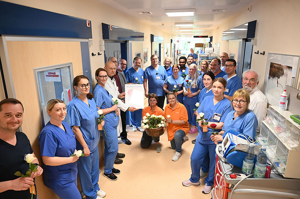 Dank für großes Engagement: Netzwerk Organspende NRW informiert am EvKB Gruppenfoto auf dem Stationsflur: Rosen für die Intensivstation - Teil 1: Das Team der Intensivstation AN 01 freut sich über die Dankesgeste.