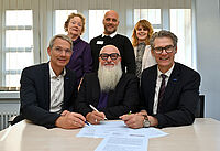 Kooperation mit Hospiz Bethel e. V.: „Bekenntnis zu gewachsener Zusammenarbeit“ Zusammenarbeit auf einem neuen Level: (vordere Reihe, v. l.) Dr. Matthias Ernst, Vorsitzender Geschäftsführer Krankenhaus Mara, Geschäftsführer EvKB, Mario Höfel, erster Vorsitzender Hospiz e.V., Bethel, Thorsten Kaatze, Vorsitzender Geschäftsführer EvKB und Geschäftsführer Krankenhaus Mara, (hintere Reihe, v. l.) Christine von der Marwitz, Vorstandsmitglied Hospiz e.V., Bethel, Dennis Kuchenbecker, Hospizkoordinator Hospiz e.V., Bethel für EvKB und Mara und Tanja Kirchner, Leitung Klinische Ethik im EvKB und Krankenhaus Mara, freuen sich über die Vertragsunterzeichnung. Foto: Mario Haase