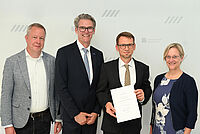 Ernennung zum Universitätsprofessor an der Medizinischen Fakultät OWL der Universität Bielefeld: Univ.-Prof. Dr. med. Dirk Wähnert (2. v. rechts) erhält die Urkunde von der Rektorin der Universität Bielefeld, Univ.-Prof.in Dr. Angelika Epple (rechts). 2. v. links: Thorsten Kaatze, Vorsitzender Geschäftsführer des EvKB, links: Univ.-Prof. Dr. med. Thomas Vordemvenne, Direktor der Universitätsklinik für Unfallchirurgie und Orthopädie am EvKB; Foto: Manuel Bünemann