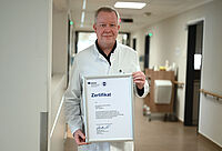 Univ.-Prof. Dr. Thomas Vordemvenne leitet seit 2014 die Universitätsklinik für Unfallchirurgie und Orthopädie am EvKB. 2022 wurde er von der Medizinischen Fakultät OWL der Universität Bielefeld zum Professor für das Fach Unfallchirurgie ernannt. Mit seiner fachlichen Qualifikation verantwortet Vordemvenne die Zulassung des Klinikums zum Schwerstverletztenartenverfahren (SAV). Foto: Mario Haase