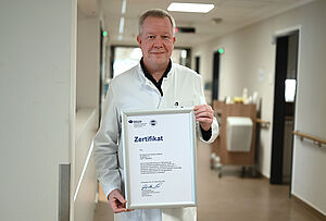 Univ.-Prof. Dr. Thomas Vordemvenne leitet seit 2014 die Universitätsklinik für Unfallchirurgie und Orthopädie am EvKB. 2022 wurde er von der Medizinischen Fakultät OWL der Universität Bielefeld zum Professor für das Fach Unfallchirurgie ernannt. Mit seiner fachlichen Qualifikation verantwortet Vordemvenne die Zulassung des Klinikums zum Schwerstverletztenartenverfahren (SAV). Foto: Mario Haase