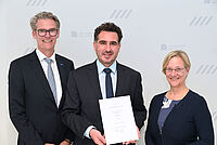 Gruppenfoto: Univ.-Prof. Dr. Omid Nikoubashman (Mitte) erhält die Berufungsurkunde von der Rektorin der Universität Bielefeld, Prof. Dr. Angelika Epple. Links: EvKB-Geschäftsführer Thorsten Kaatze. Foto: Manuel Bünemann