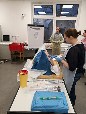 Thoraxdrainage Studierende können an einem Modell lernen eine Thoraxdrainage zu legen.