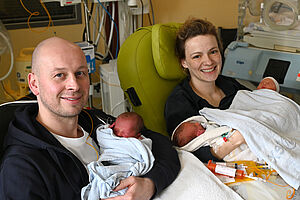 Mara und Max Deboer freuen sich dreifach. In ihren Armen halten sie Klara, Romy und Jette (v.l.n.r.). Fotos: Mario Haase