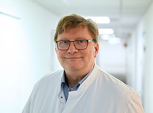Spielt eine wichtige Rolle bei der Entwicklung einer internationalen Richtlinie für Hirntumor-Operationen: Neurochirurg Univ.-Prof. Dr. Matthias Simon; Foto: Mirco Menebröcker