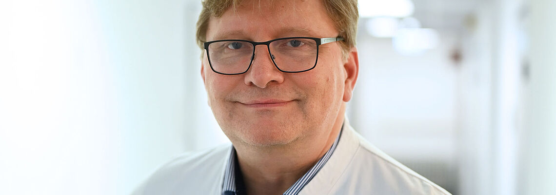 Europaweite Standards für Hirntumor-Operationen: EvKB-Neurochirurg gestaltet internationale Richtlinie maßgeblich mit