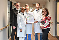 Nur ein Jahr nach Gründung des kooperativen Lungenzentrums bescheinigt die DKG die hohe Behandlungsqualität mit Zertifikat: v.l. Thorsten Kaatze, Dr. med. Morris Beshay, Chefarzt der Klinik für Thoraxchirurgie am EvKB, Prof. Dr. med. Prof. Dr. med. Axel von Bierbrauer und Maud Beste; Foto: Mario Haase, EvKB