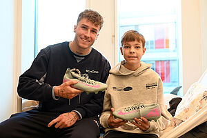 Der Star ganz nah: Paul kriegt Besuch von Arminia-Stürmer Joel "Jonny" Grodowski