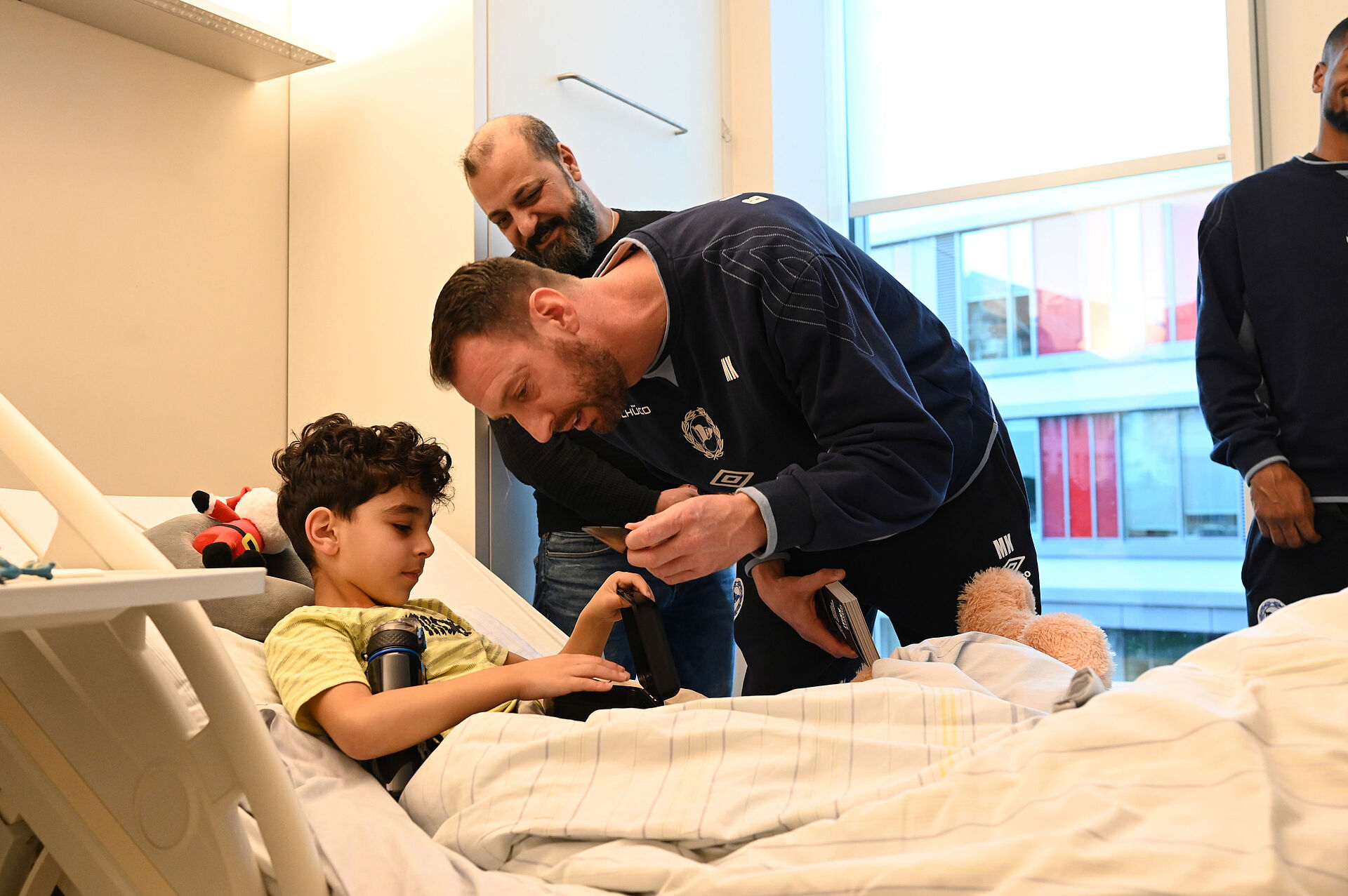 Bescherung: Mitch Kniat zeigt Lionel (6) und dessen Vater, welche Geschenke sie mitgebracht haben.