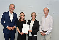Univ.-Prof.in Dr. Birgit Kalb erhält die Ernennungsurkunde von der Rektorin der Universität Bielefeld, Univ.-Prof.in Dr. Angelika Epple. EvKB-Geschäftsführer Dr. Matthias Ernst, Univ.-Prof.in Dr. Claudia Hornberg, Dekanin der Medizinischen Fakultät OWL. Foto: Manuel Bünemann