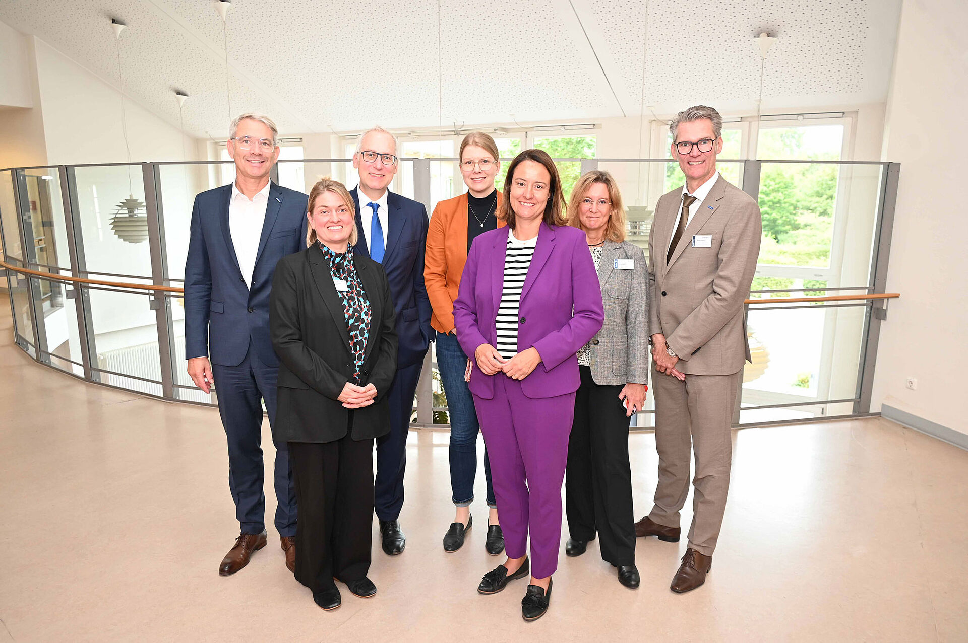 Im Krankenhaus Mara informierten die Geschäftsführer Dr. Matthias Ernst (links) und Thorsten Kaatze (rechts), Univ.-Prof. Dr. med. Christian G. Bien (3.v.l.), Direktor der Universitätsklinik für Epileptologie, Univ.-Prof. Dr. med. Tanja Sappok (2.v.r.), Direktorin der Universitätsklinik für Inklusive Medizin, und die Pflegerische Leitung des Fachbereichs Katja Rosenthal-Schleicher die Regierungspräsidentin und die Dezernentin Christina Hoppe (hinten Mitte) über die Arbeit im Fachkrankenhaus mit besonderen Patientengruppen.