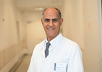 Chefarzt Dr. Morris Beshay baute vor 20 Jahren die Klinik für Thoraxchirurgie am EvKB auf. Foto: Mario Haase