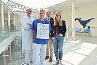 Gruppenfoto mit Urkunde der Deutschen Krebsgesellschaft: Freuen sich über die Zertifizierung: Univ.-Prof. Dr. Eckard Hamelmann, Ärztlicher Direktor Kinderzentrums Bethel, Dr. Norbert Jorch, Leiter des Kinderonkologischen Zentrums, Prof. Dr. Florian Weißinger, Leiter des Onkologischen Zentrums, und Victoria Teipen, Koordinatorin des Onkologischen Zentrums (v. l.).