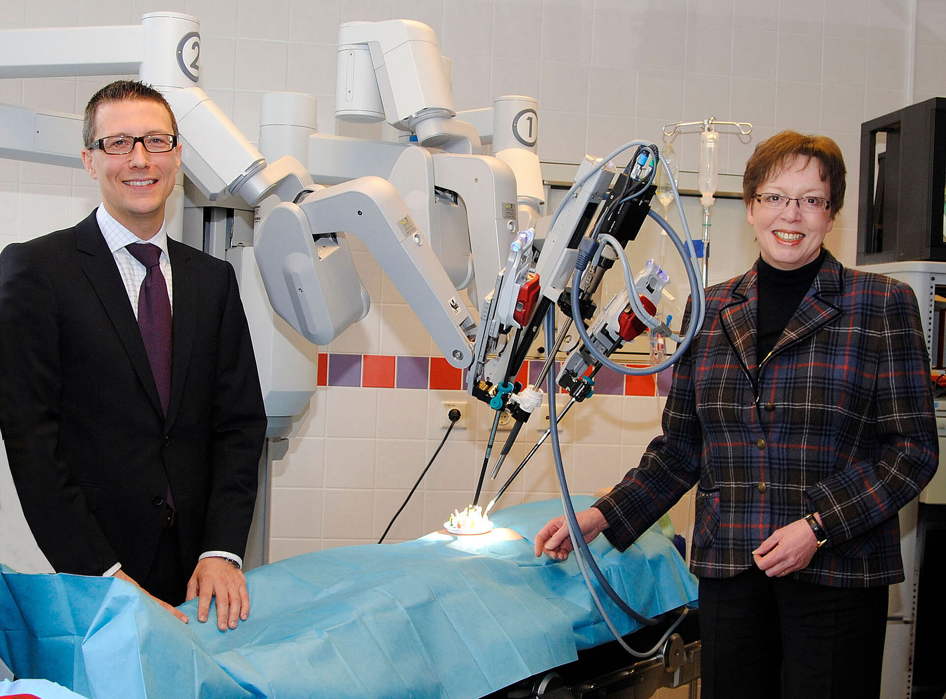 Prominente Einführung: 2010 war der DaVinci eine Seltenheit in Deutschlands Krankenhäusern. So selten, dass sogar die damalige Regierungspräsidentin Marianne Thomann-Stahl an der Einführung des Roboters teilnahm. Prof. Dr. Jesco Pfitzenmaier, Chefarzt der Urologie, stellte ihr das System vor.
