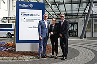 Bielefelds Oberbürgermeisterin besucht EvKB – Im Fokus: Notfall- und Frühgeborenenmedizin Besuch im EvKB: Die Geschäftsführer Dr. Matthias Ernst (rechts) und Thorsten Kaatze empfingen Bielefelds Oberbürgermeisterin Dr. Christiana Bauer im Haus Gilead I. Foto: Mario Haase