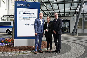 Besuch im EvKB: Die Geschäftsführer Dr. Matthias Ernst (rechts) und Thorsten Kaatze empfingen Bielefelds Oberbürgermeisterin Dr. Christiana Bauer im Haus Gilead I. Foto: Mario Haase