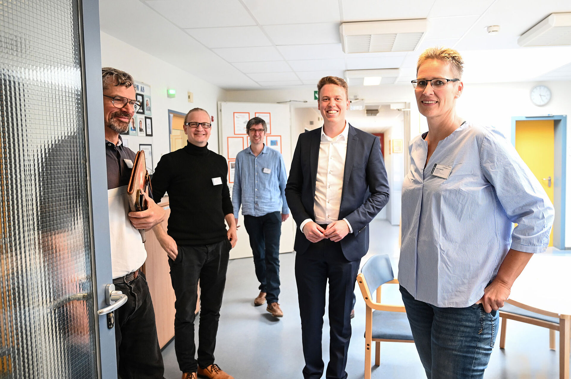 Rundgang durch die Klinik: Anja Schmidt, Pflegerische Leitung der Station A8 (1.v.l) informierten MdL Tom Brüntrup (2. v.l.) gemeinsam mit Oberarzt Dr. Jan Leygraf (3.v.l), Univ.-Prof. Dr. Dr. Udo Dannlowski und Lars Kozian über das Konzept der Station, die auf die Behandlung depressiver Störungen spezialisiert ist.