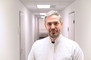 Dr. med. Enver Aydilek, Leitender Oberarzt der Klinik für Innere Medizin, Hämatologie/Onkologie, Stammzelltransplantation und Palliativmedizin am EvKB