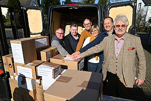 Im Netzwerk für die Ukraine: Reinhold Lange und Martin Elbracht vom Verein Help-up, Thomas Watermann, Apotheker Sankt Elisabeth Hospital, Annika Hilgers, Markus Wendler und Elmar Brok (v.l.n.r.) Foto: Manuel Bünemann