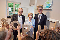 Liz Mohn besuchte das Haus Sophia mit Bethels Vorstandsvorsitzendem Pastor Ulrich Pohl (l.) und Thorsten Kaatze, dem Vorsitzenden Geschäftsführer des Evangelischen Klinikums Bethel. Foto: Jan Voth / Liz Mohn Stiftung