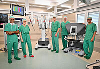Drei Da Vinci Systeme bieten jetzt hochpräzise roboter-assistierte OP-Technologie im EvKB für Patientinnen und Patienten der Thoraxchirurgie, Gynäkologie, Allgemein- / Viszeralchirurgie und der Urologie, einer von ihnen steht nun auch im Haus Gilead I: (v.l.) Dr. Morris Beshay (Chefarzt der Klinik für Thoraxchirurgie), Prof.in Dr. Constanze-Banz-Jansen (Chefärztin der Klinik für Gynäkologie und Geburtshilfe), Univ.-Prof. Dr. Jan Schulte am Esch (Direktor der Universitätsklinik für Allgemein- und Viszeralchirurgie), Thorsten Kaatze (Vorsitzender Geschäftsführer des EvKB) und Prof. Dr. Jesco Pfitzenmaier (Chefarzt der Klinik für Urologie).