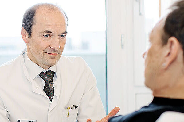 Gespräch zwischen einem Arzt und einem Patienten.