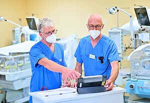 Intensiv ausgezeichnet: Dr. Thomas Boesing (li.) und Dr. Stefan Heinzel stehen im Kinderzentrum Bethel für eine enge stationsübergreifende Zusammenarbeit im Sinne der jungen Patientinnen und Patienten. Foto: Mirco Menebröcker 