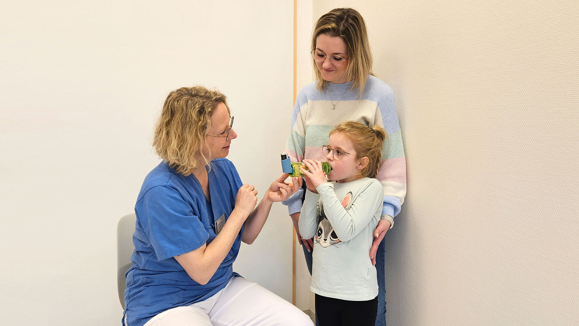 Kinder und Jugendmedizin, Allergologie Eine Pflegekraft unterstützt einen Jungen bei der Inhalation.