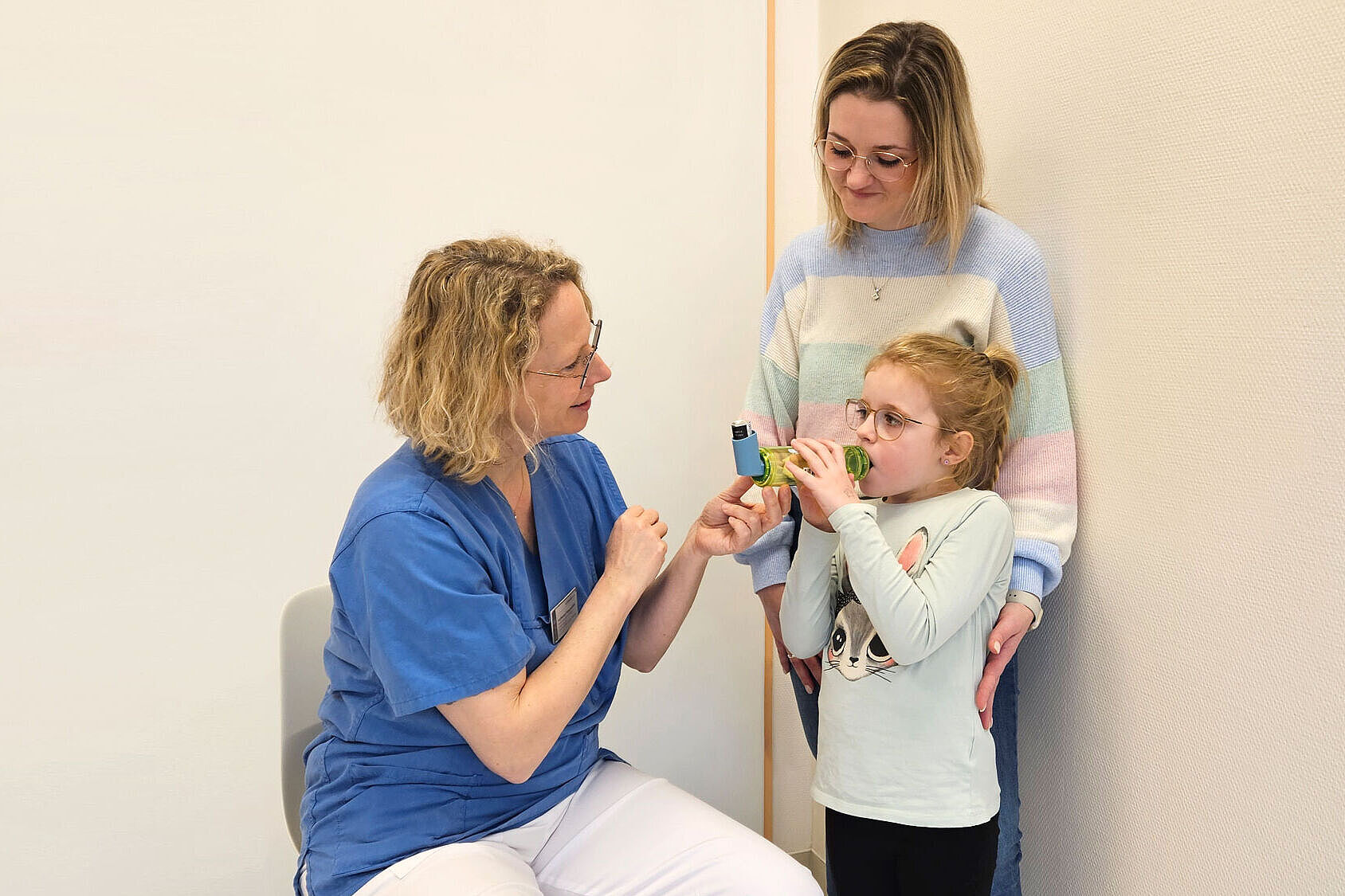 Eine Pflegekraft unterstützt einen Jungen bei der Inhalation.