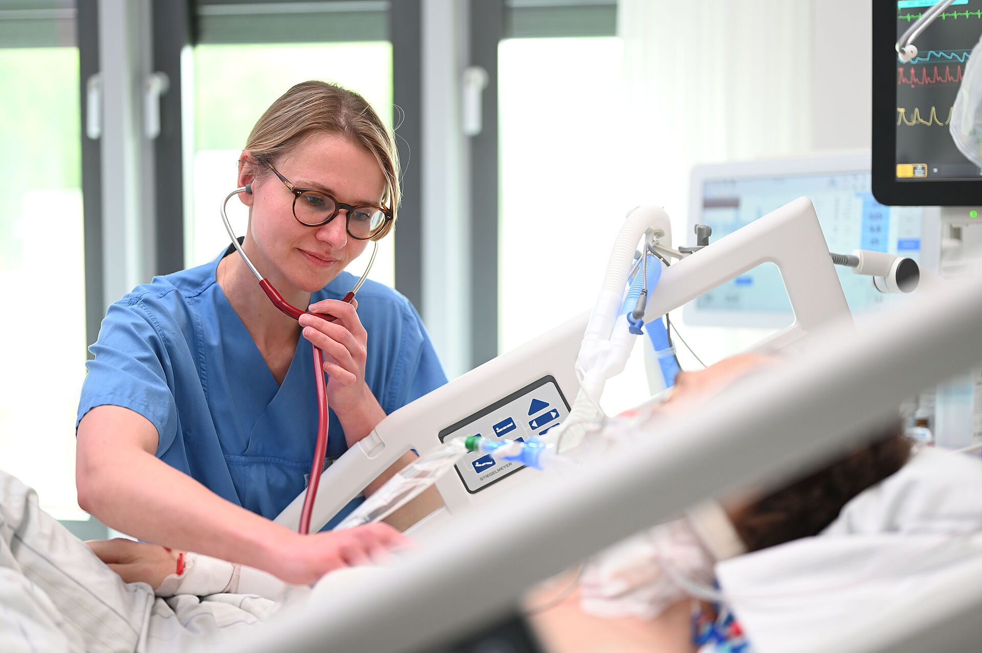 Mit besonderer intensivmedizinischer Kompetenz werden unsere Patientinnen und Patienten rund um die Uhr versorgt.