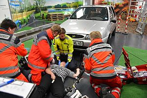 Simulation eines Autounfalls. Rettungsdienstschüler im Einsatz.